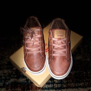 Kids Levi’s dress sneakers SIze 1.5 New